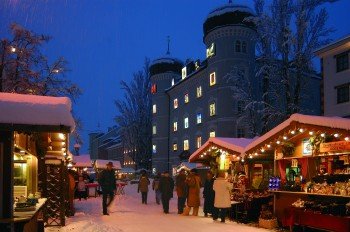 Der Weihnachtsmarkt mit seinen über 30 Ständen bestimmt das entspannte Treiben auf dem Platz.