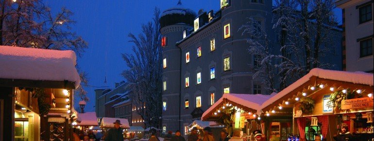 Der Weihnachtsmarkt mit seinen über 30 Ständen bestimmt das entspannte Treiben auf dem Platz.