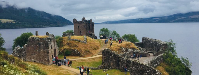 Die Ruine von Urquhart Castle ist ein beliebtes Ausflugsziel am Loch Ness.