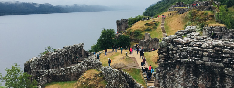Eine Vielzahl an Touristen kommt jedes Jahr nach Schottland, um Nessie einen Besuch abzustatten.