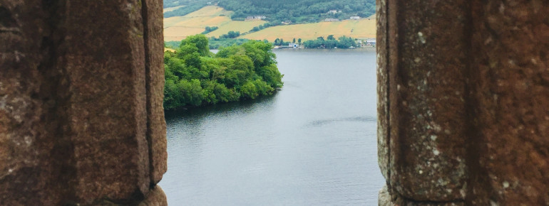 Das Loch Ness ist der zweitgrößte See Schottlands.