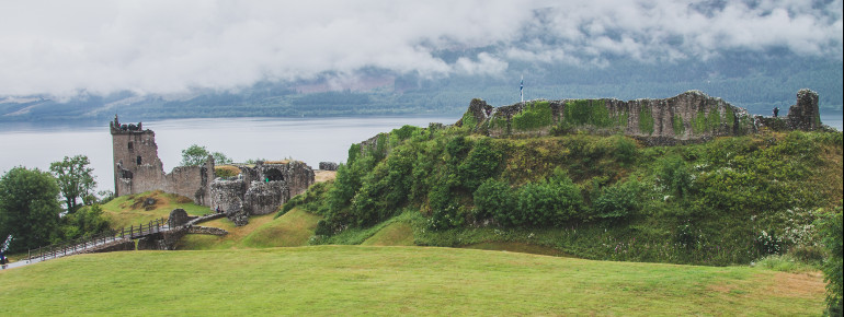 Saftig grüne Wiesen und ein dunstiger Himmel - typisch für Schottland.