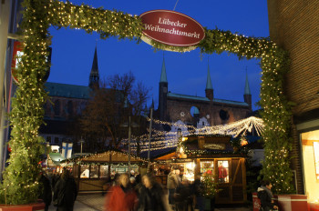Der Weihnachtsmarkt erstreckt sich vom Marktplatz über die Fußgängerzone bis zum maritimen Weihnachtsmarkt am Koberg.