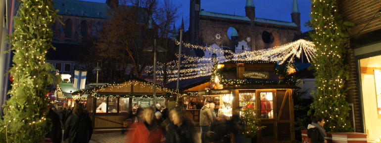 Der Weihnachtsmarkt erstreckt sich vom Marktplatz über die Fußgängerzone bis zum maritimen Weihnachtsmarkt am Koberg.