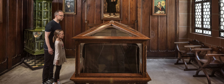 Die Ausstellung in Luthers Sterbehaus beherbergt persönliche Gegenstände und Erinnerungsstücke.