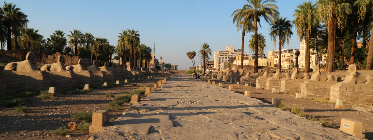 Überreste der Sphingenallee, die den Luxor-Tempel mit dem Komplex in Karnak verband