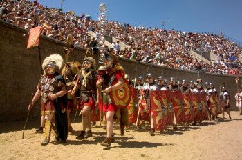Das Amphietheater war früher Versammlungsstätte für Tausende Zuschauer. Während des Römerfests werden dort auc heute noch Aufführungen gezeigt.