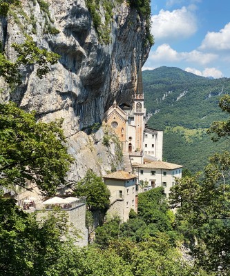 Die Wallfahrtskirche wurde direkt in den Felsen hoch über dem Etschtal hinein gebaut.
