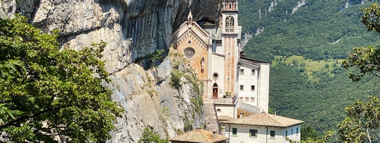 Die Wallfahrtskirche wurde direkt in den Felsen hoch über dem Etschtal hinein gebaut.
