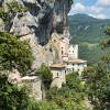 Die Wallfahrtskirche wurde direkt in den Felsen hoch über dem Etschtal hinein gebaut.