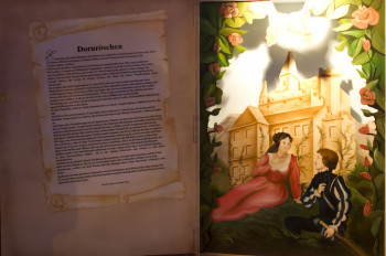 In den Märchenbüchern am Königsplatz lassen sich die Märchen der Gebrüder Grimm nachlesen.