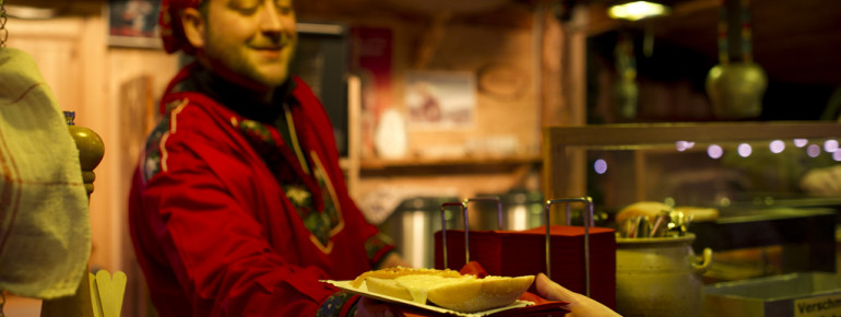 Die Partnerstädte von Kassel bieten den Gästen am Markt besondere Spezialitäten zur Verköstigung.