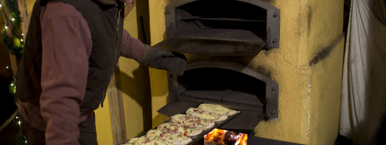 Der Opernplatz lockt mit Köstlichkeiten und Schmankerln aus der Region.