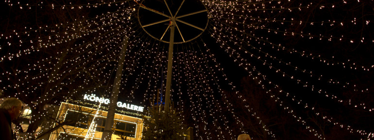 Lichterketten sorgen für eine vorweihnachtliche Stimmung. Zudem verströmt der Weihnachtsmarkt den Duft von gebrannten Mandeln und Tannengrün.