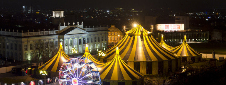 Es gibt Fahrgeschäfte und nostalgische Stände mit Gastronomie und Kunsthandwerk.