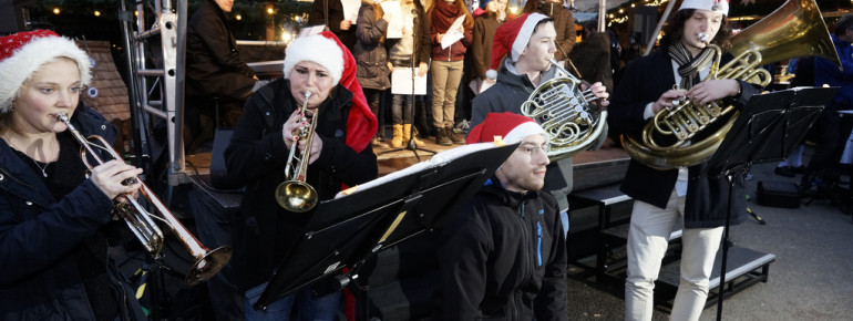 Auf der Adventskalender-Märchenbühne am Friedrichsplatz wird ein weihnachtliches Musik- und Unterhaltungsprogramm geboten.