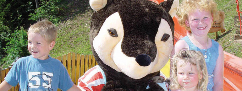 Die Parkmaskottchen führen Kinder durch den Märchenwald.