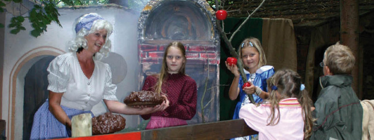 Lausche den Geschichten von Frau Holle, Aschenputtel und Rotkäppchen!