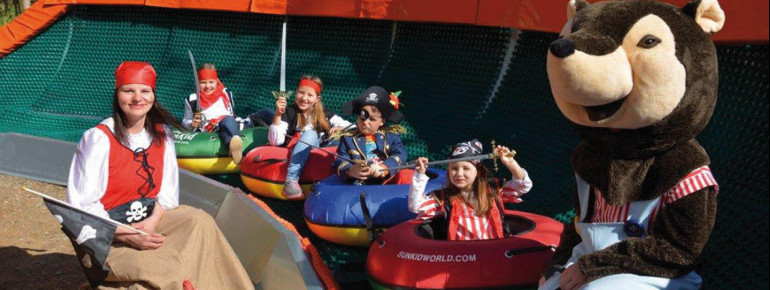 Fühle dich in der Tubing-Bahn „Räuberflitzer“ wie ein echter Pirat!