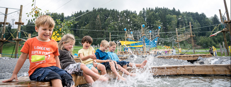 Wasserspiele laden zum Planschen ein.