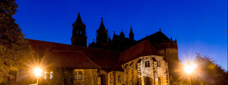 Nutze die besondere Abendstimmung und nimm an einer der Nachtführungen am Dom teil.