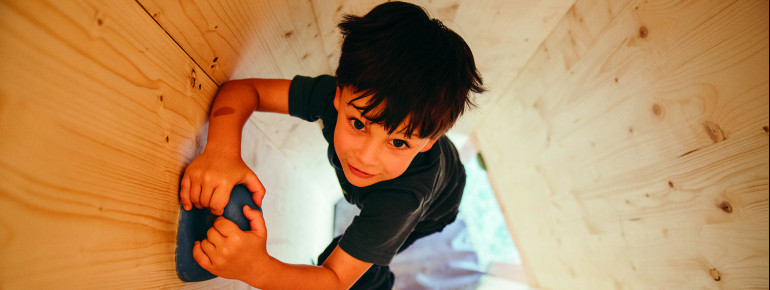 Um ins Innere zu gelangen klettert man an den Beinen des Mammuts nach oben.