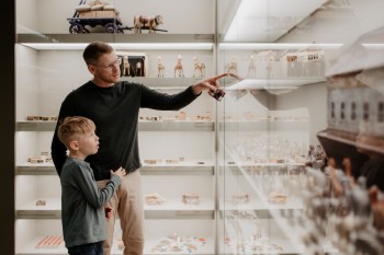 In „Kleine Welten – Großer Kosmos“ sind zahlreiche Figuren in Miniaturlandschaften ausgestellt.