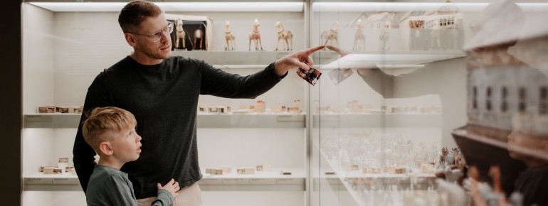 In „Kleine Welten – Großer Kosmos“ sind zahlreiche Figuren in Miniaturlandschaften ausgestellt.