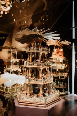 Im Museum kannst du rund 1000 weihnachtliche Kunstwerke und Spielzeuge bestaunen.