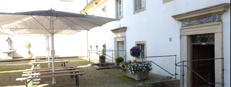 Über die traditionelle Wallfahrtsstiege (rechts) erreichst du den Klosterinnenhof