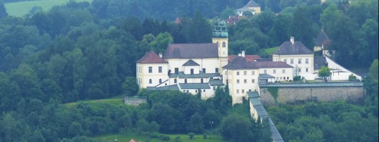 Die barocke Klosteranlage thront über der Passauer Innstadt