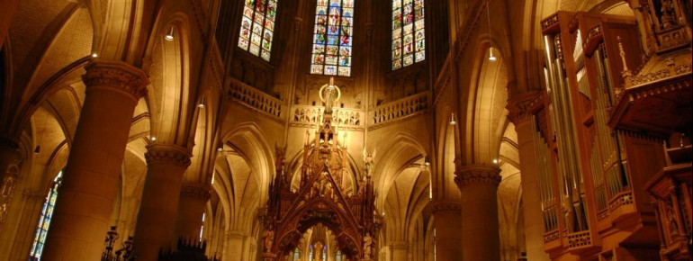 Der Hochaltar des Mariendoms in Linz.