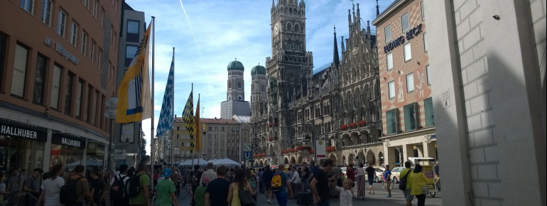 Der Marienplatz mit der Frauenkirche im Hintergrund