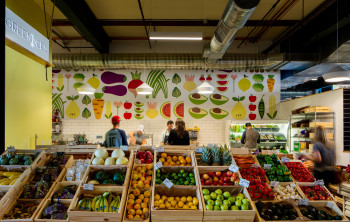 Sehnsucht nach frischem Obst und knackigem Gemüse? Der Stand der Green Seed Grocery sieht nicht nur wunderschön aus, er überzeugt auch.