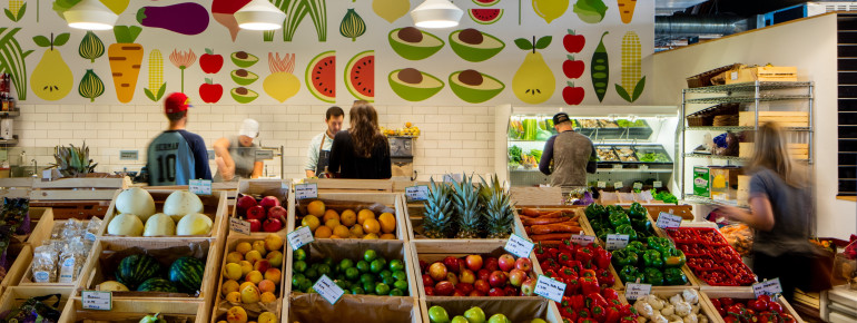 Sehnsucht nach frischem Obst und knackigem Gemüse? Der Stand der Green Seed Grocery sieht nicht nur wunderschön aus, er überzeugt auch.