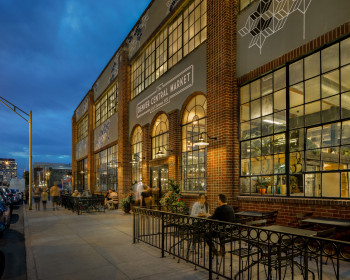 Blick auf die Fassade des Denver Central Market Gebäudes im bekannten und beliebten RiNo Stadtteil.