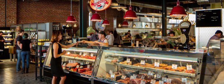 Sowohl Culture Meat + Cheese als auch der Local Butcher Shop bietet eine große und exklusive Vielfalt an verschiedenen Fleischsorten aus der Umgebung. Wer bei dem Anblick Appetit bekommt, kann sich bei SK Provisions einen Snack gönnen.