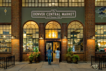 Der Eingang des Denver Central Market, welcher sich in der 2669 Larimer Street befindet.