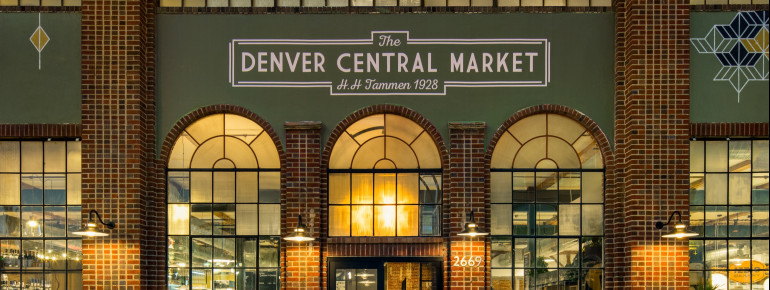 Der Eingang des Denver Central Market, welcher sich in der 2669 Larimer Street befindet.