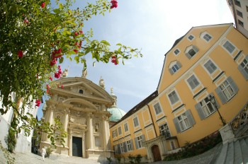 Das Mausoleum befindet sich driekt neben dem Grazer Dom.