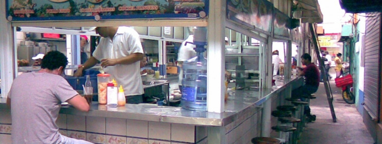 In den kleinen Cafés, Bars und Restaurants bekommst du leckeres costa-ricanisches Essen.