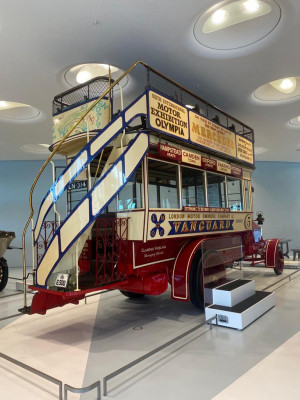 In der Galerie der Reisen finden sich zahlreiche Modelle von Fortbewegungsmitteln aus der Firmengeschichte, wie dieser Londoner Double Decker Bus.