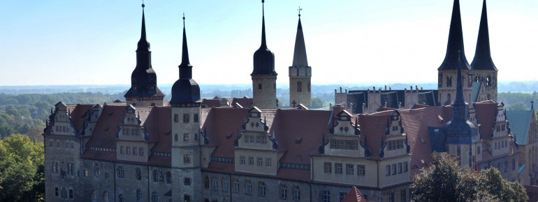 Das Dom-Schlossensemble thront auf dem Schlossberg oberhalb der Saale.