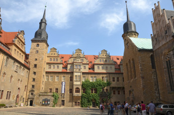 Im Schlossinnenhof findet im Advent die Merseburger Schlossweihnacht statt.