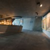 Im Inneren öffnen sich fließende, höhlenartige Räume – die Architektur ist ebenso Teil des Erlebnisses wie die Ausstellung selbst.