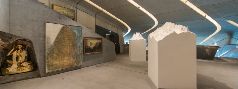 Die Dauerausstellung erzählt die Geschichte des Alpinismus anhand persönlicher Erinnerungsstücke und Ausrüstung aus Reinhold Messners Expeditionen.