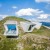 Drei große Fensterfronten durchbrechen die Bergflanke und rahmen gezielte Panoramen auf die Dolomiten, den Ortler und die Zillertaler Alpen.