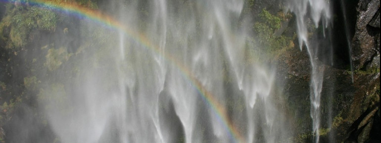 Regenbogen an einem Wasserfall