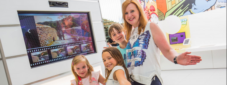 Der Indoor-Bereich lädt mit interaktiven Stationen zum Mitmachen ein.