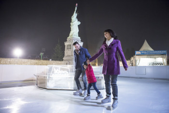 In den Wintermonaten kann man rund um die Freiheitsstatue Eislaufen.